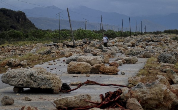 Devastador. Las olas de Matthews arrancaron pedazos de arrecifes y los tiraron sobre una ruta en Cuba.