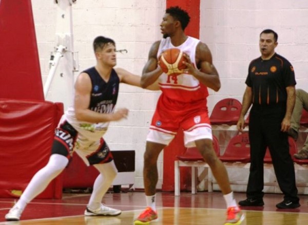 Heyward fue la figura de Huracán en el debut de local ante Viedma.