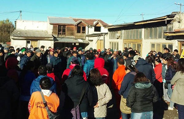 Expectativa. Los trabajadores aguardaron en asamblea los resultados de la reunión con el Ejecutivo. 
