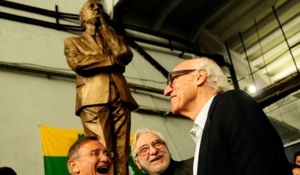 Se descubrió la estatua a Carlos Bianchi. El Virrey ya tiene su monumento.