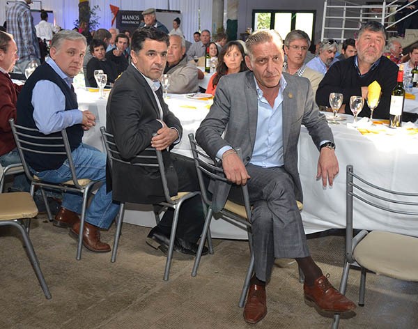Comida. Desde la derecha, Arcioni, el ministro Alonso y Javier Trucco, titular de la Federación, en el acto de Esquel.