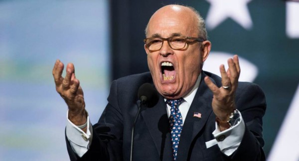 Rudy "Tolerancia cero" Giuliani participa a su modo del estilo republicano más pedestre.