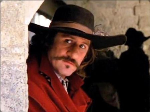 Personificando a "Cyrano de Bergerac", el inmortal personaje de Rostand.