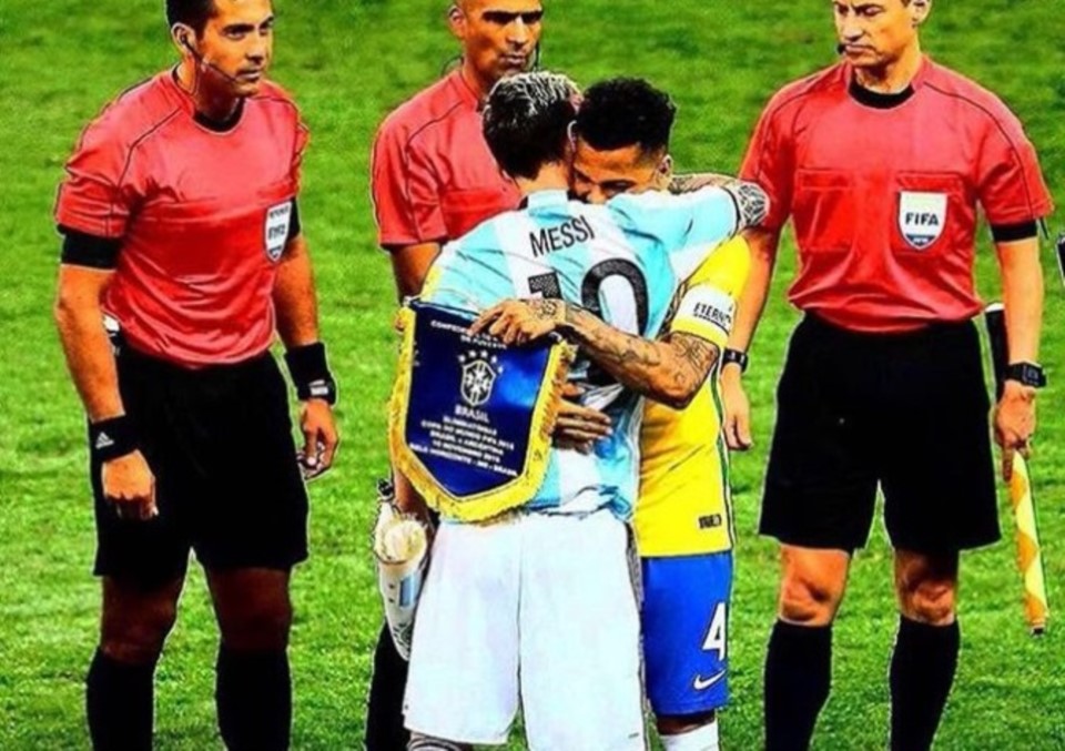 El abrazo entre Messi y Dani Alves, ex compañeros en Barcelona.