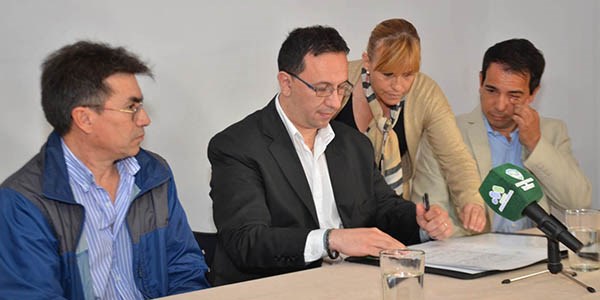 Rúbrica. Una postal de la firma del acuerdo para que arranque la obra en una zona verde de Chubut. 