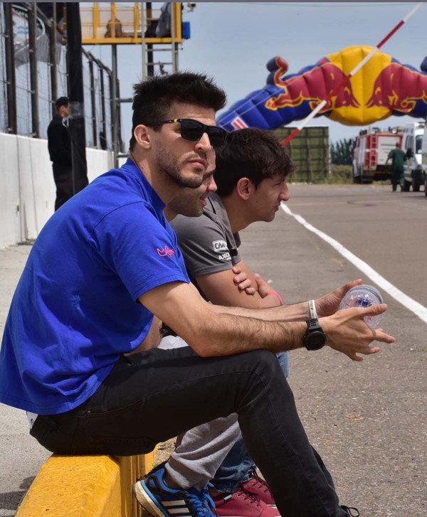 Rossi le hizo saber a Canapino su molestia. Hoy se veran en la pista.