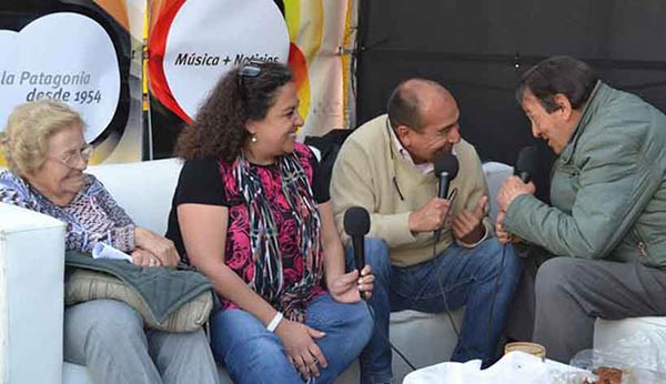 Elio Rossi y Karina Cekuk, entrevistando a Abel y Rosita Sastre.