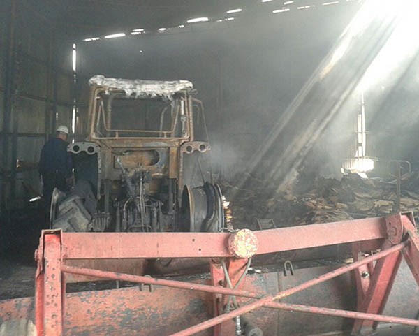 El foco ígneo destruyó máquinas agrícolas y tractores de cosecha.
