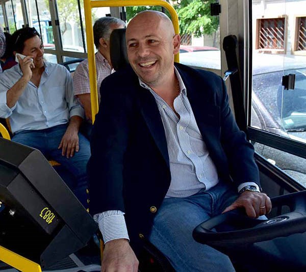 Sonrisa. El intendente Sastre, el primero en probar las unidades. 