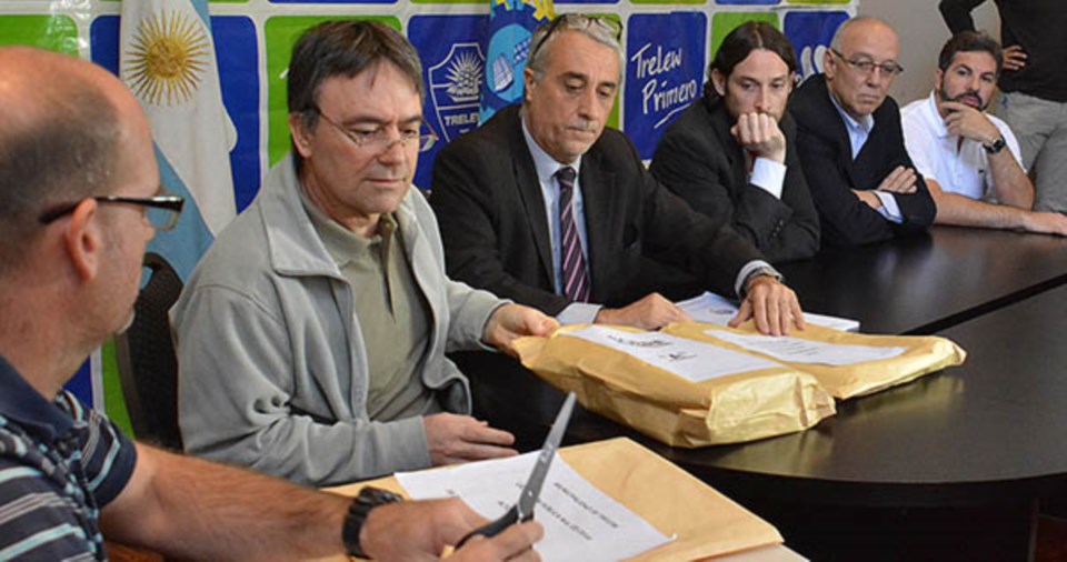 Acto. Las ofertas que fueron presentadas tuvieron una diferencia superior al 100 por ciento entre ellas.
