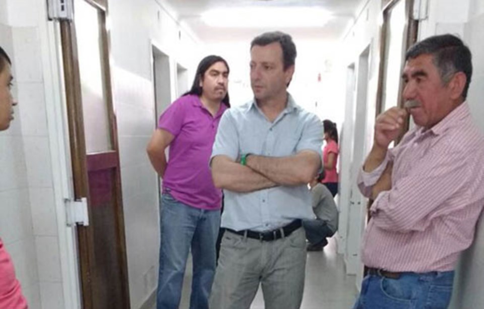 El funcionario gubernamental, Pablo García, visitó al padre de Diego. (gentileza Twitter: @pagarciapm)