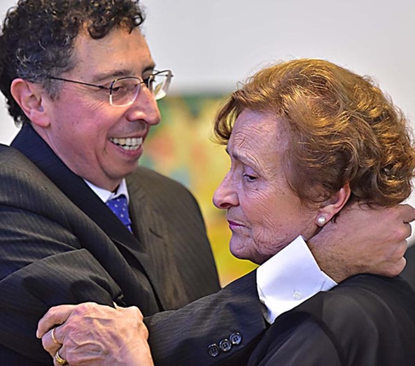 En la foto, el flamante magistrado junto a su madre