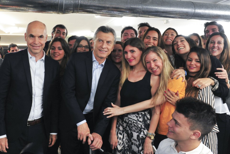 El presidente conversó con un grupo de jóvenes estudiantes en la sede de IMS.