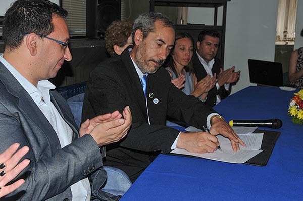 Maderna ayer en la Universidad. El intendente pidió terminar con las especulaciones políticas en Trelew.