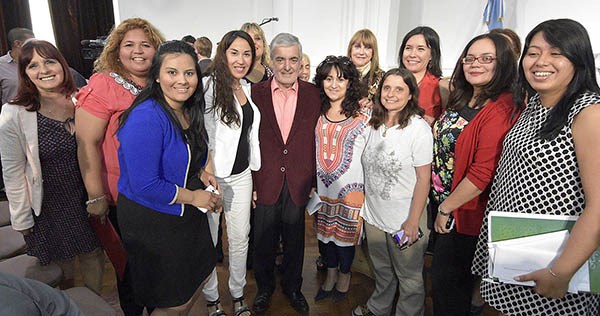Sonrisas. Parte de las mujeres que integrarán el trabajo, posando con el gobernador en Rawson. 