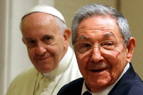 Con la voz entrecortada y en cadena nacional, Raúl Castro anunció la muerte de Fidel.