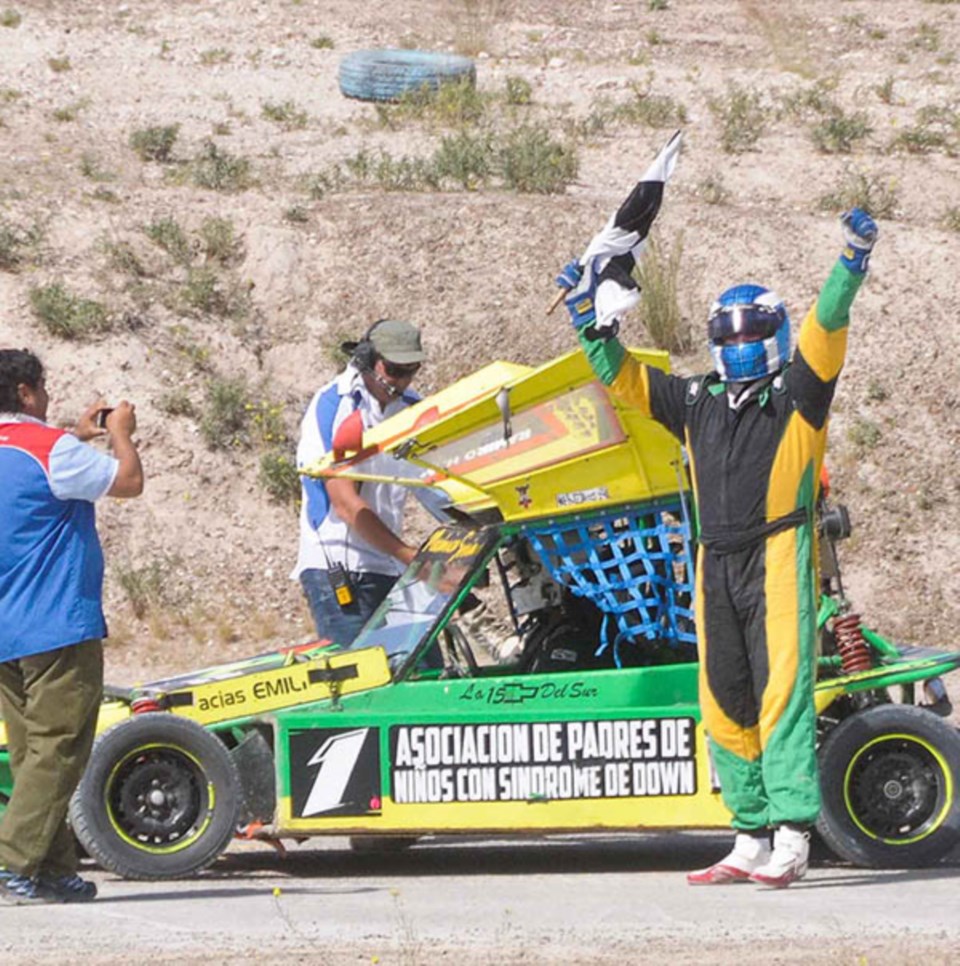Sacale una foto. Brazos en alto para Aldo Yorio, el bicampeón de los 4 Cilindros. Ayer ganó de punta a punta la final y retuvo el "Uno" para el 2017.