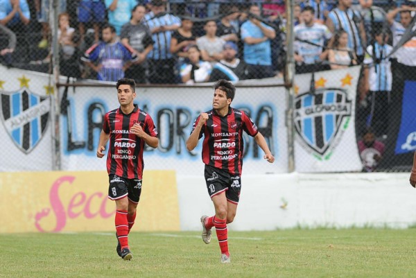 Douglas reaccionó y se llevó un gran empate de visitante contra Almagro.