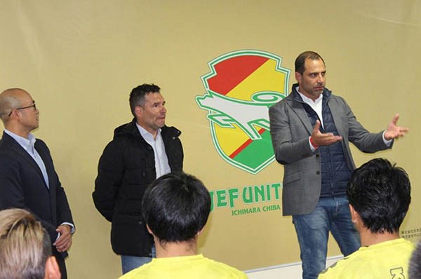 Samso acompaña a Juan Esnaíder en la presentación formal de ambos como conductores del JEF United.