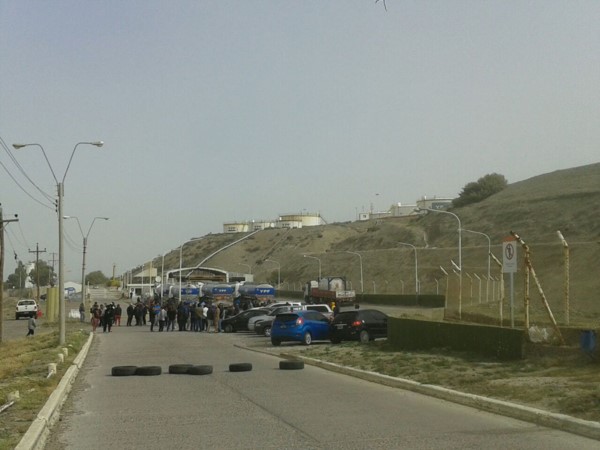 Los trabajadores, apostados en la entrada de la Playa de Tanques. (Foto: adnsur.com.ar)