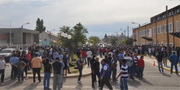 Algo así. Una postal de comicios pasados que hoy se repetirá en la ciudad petrolera, donde hay expectativa.