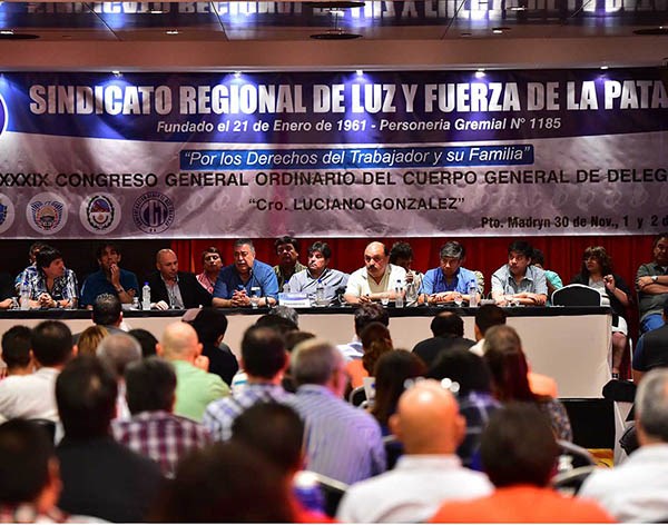Mesa de conducción. Una multitud de delegados escuchó a la cúpula gremial para poder decidir el rumbo. 
