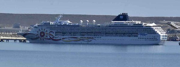 Una de las clásicas postales del Golfo Nuevo y la majestuosidad del cruceros Norwegian Sun.