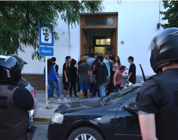 El menor demorado fue entregado a su madre. Uno estaba intoxicado con algúntipo de sustancia.