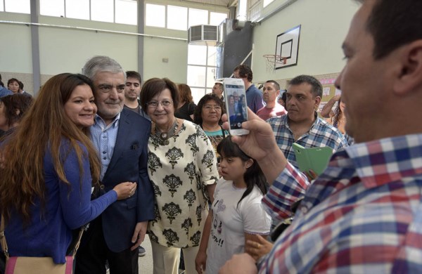 Retratados. El mandatario y su esposa reciben el saludo y el pedido de foto de una familia beneficiada ayer. 
