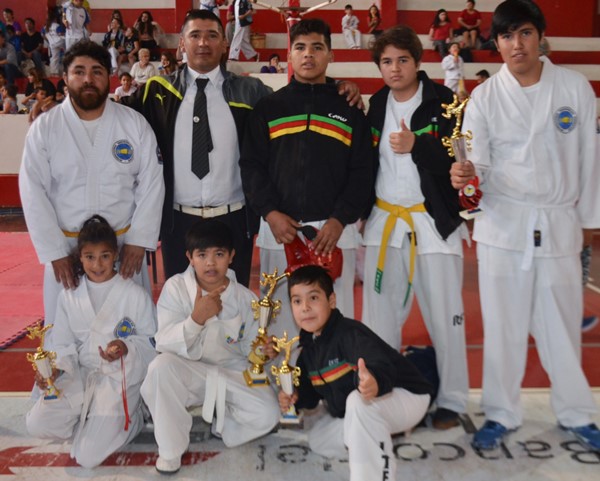 Los jovencitos y los más chiquitos con sus trofeos en el Racing Club.