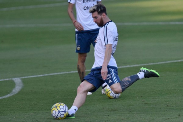 En Belo Horizonte, Messi lució un nuevo tatuaje en la pierna izquierda.