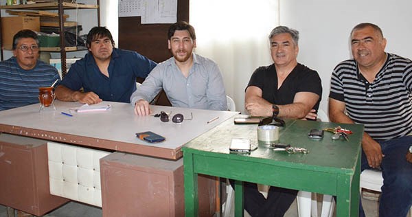 Colaboración. En el medio, Vera como referente del FRACh que milita para costear un homenaje merecido.