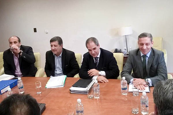 Carpetas. Una postal de los funcionarios aclarando datos ante los diputados provinciales en Rawson. 