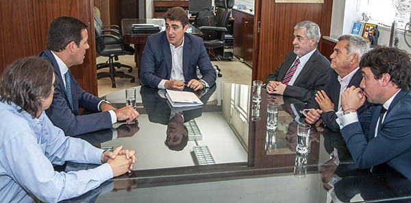 Al fin. La mesa donde se rubricó la adjudicación a la constructora ganadora, que terminará vía por donde circulan 6.300 coches por día. 
