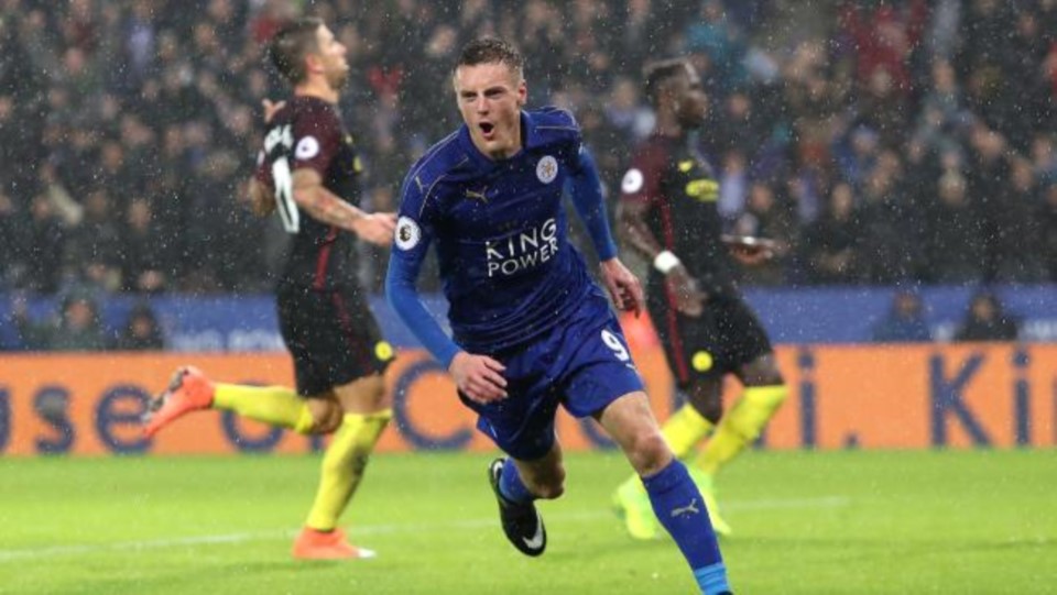 Jamie Vardy metió un "hat trick" y llegó a los 16 puntos en la Premier League.