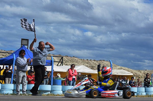 Bandera a cuadros en alto, aplausos y puño en alto para Jorge Rigoni, ganador de la final en Pro Kart.