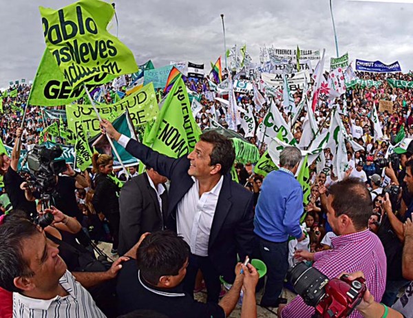 Pablo Conducción. Massa con bandera en mano como un militante más.