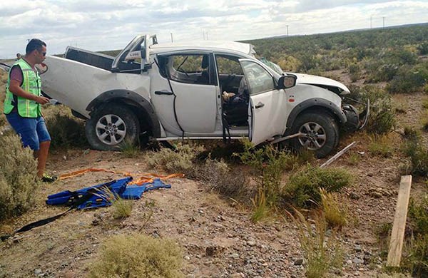 Estado en que quedó la camioneta que se desplazaba desde El Maitén hacia Trelew. Volcó cerca de Dolavon.