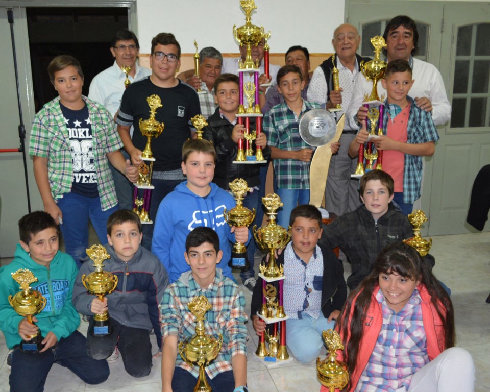 Los chicos de las categorías Sthill y Pro Kart del karting local posaron con los trofeos que ganaron.