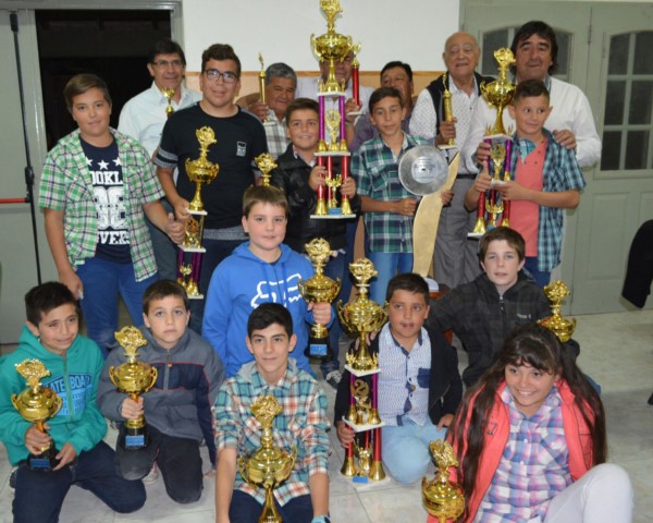 Los chicos de las categorías Sthill y Pro Kart del karting local posaron con los trofeos que ganaron.