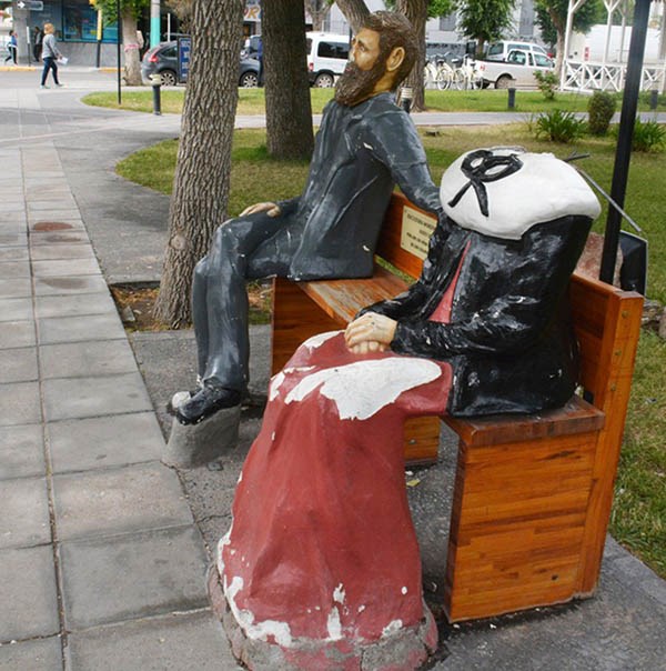 La figura de la mujer galesa, mutilada por los maleantes.
