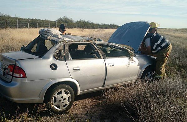 Trabajos. Tras el rescate, Bomberos debieron desconectar la batería y la corriente de todo el automóvil.