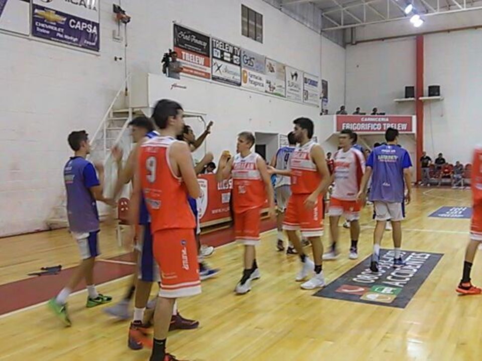 Huracán llegó a sacar 10 de diferencia en el 3er cuarto y lo terminó aguantando.