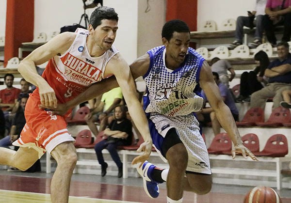 Martín Melo intenta arrebatarle el balón a Bolling. El cordobés convirtió 10 puntos frente a Parque Sur y fue una de las figuras del juego.