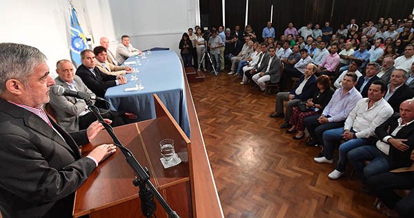 El gobernador habló de la falta de inversión en infraestructura escolar en los últimos cuatro años.