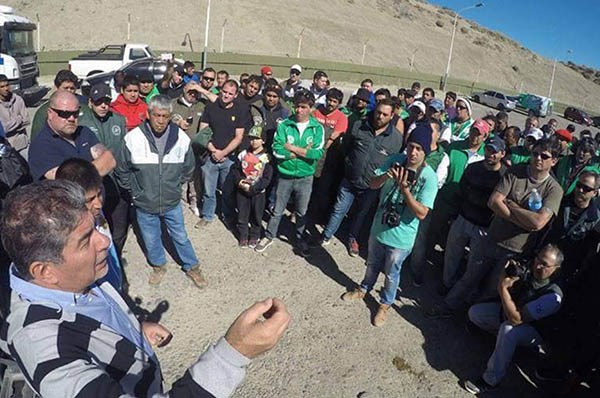 Cara a cara. El líder camionero y legislador nacional habla con sus afiliados para afinar el plan de lucha. 