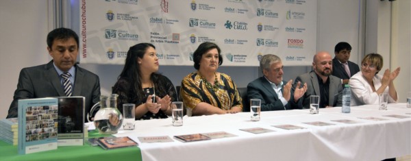 Los autores junto al gobernador Das Neves, el titular de Cultura, Matías Cutro y Patricia Yllana, subsecretaria de Coordinación de esa cartera.