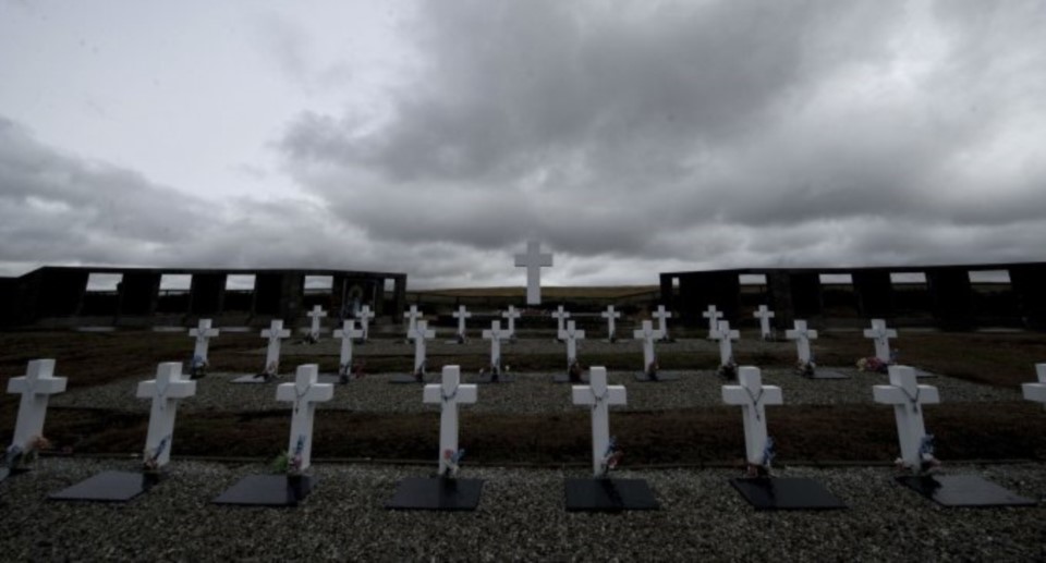 Argentina y Reino Unido acordaron identificar a los soldados NN enterrados en Malvinas.
