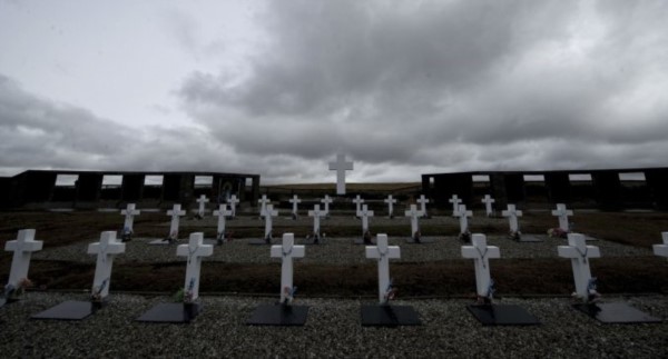 Argentina y Reino Unido acordaron identificar a los soldados NN enterrados en Malvinas.