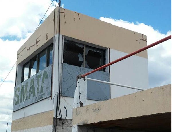 Toda rota. Así quedó la cabina de transmisión del “Sargento Cabral”.